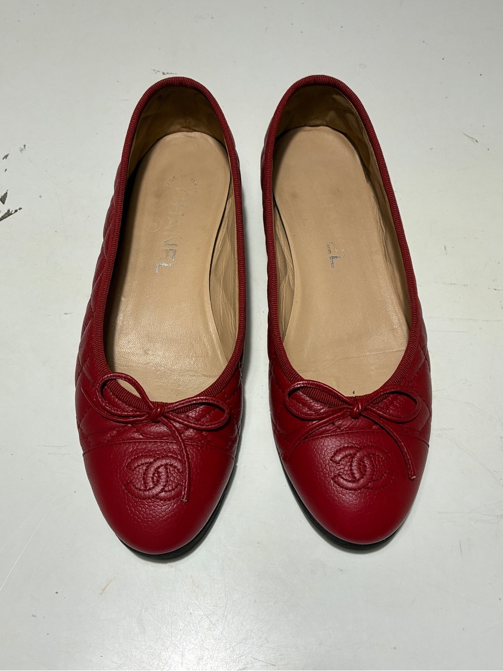 CHANEL Red Quilted Leather Ballet Flats with Bow and Embossed CC